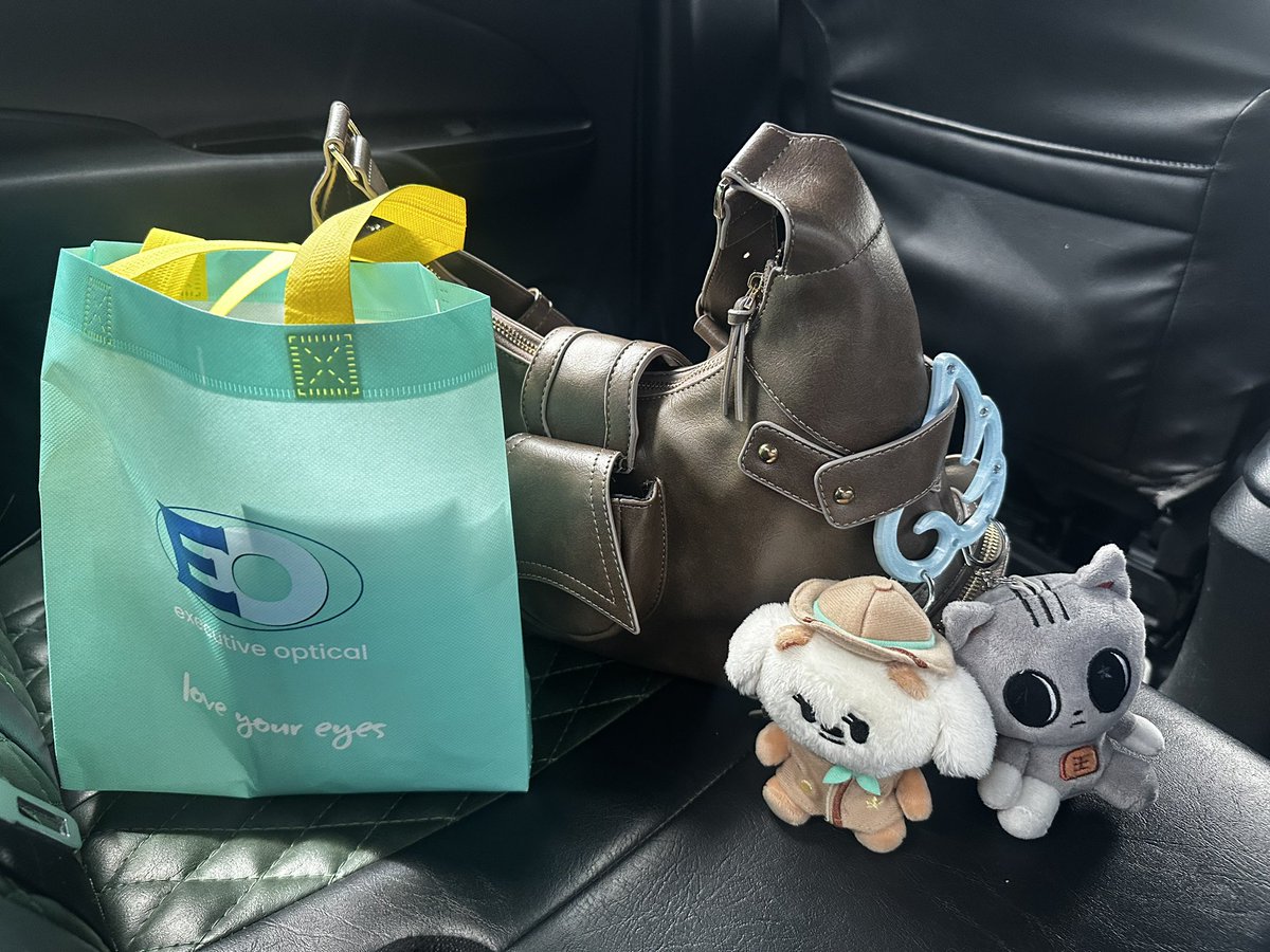 if u see me going around w my eo bag HAHAHAHAHA just say hi and u can pick a random pc from the bag :>
