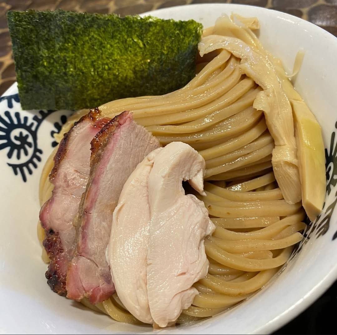 ryusuke_techno's tweet photo. 🌸龍介テクノパーク桜店🌸

👨‍👩‍👧日曜はファミリーラーメンDAY✨
お子さまは【お子様ラーメン】🍜
大人は【龍介つけそば＋水餃子】で満足セット🥟
学生さんはもちろん学割OK🎓
麺増し＋100円で満腹までどうぞ🤤
家族でも友達でもラーメン時間をぜひ🔥
#龍介
#特龍
#テクノパーク桜
#学割 https://t.co/QhIinCVPwp