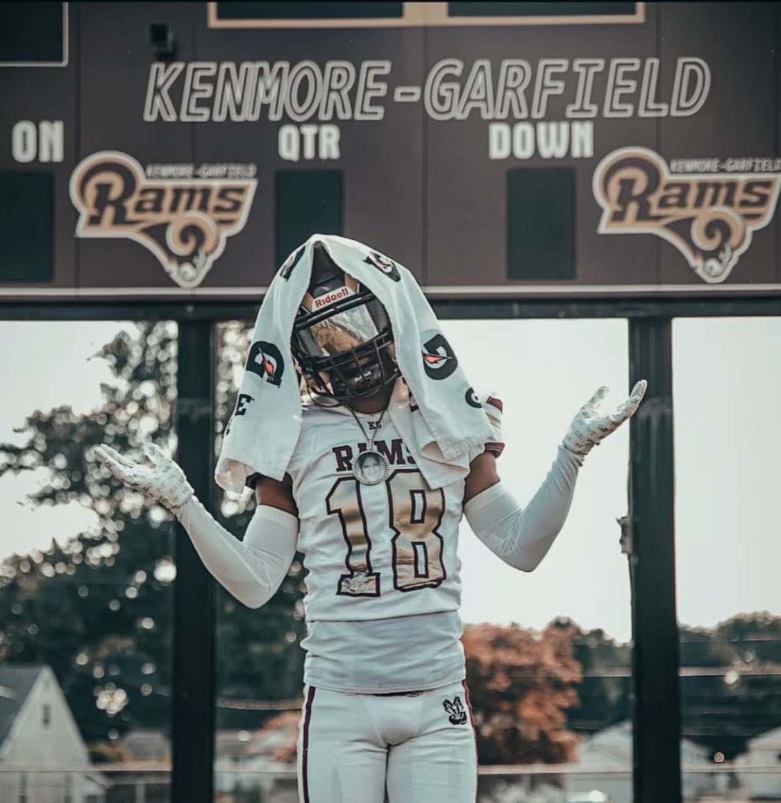 JavonJd1's tweet photo. Blessed to receive my first scholarship offer from @FightingBeesFB go bees💙🤍💙🤍!!!! https://t.co/s9OJLjQ7qt