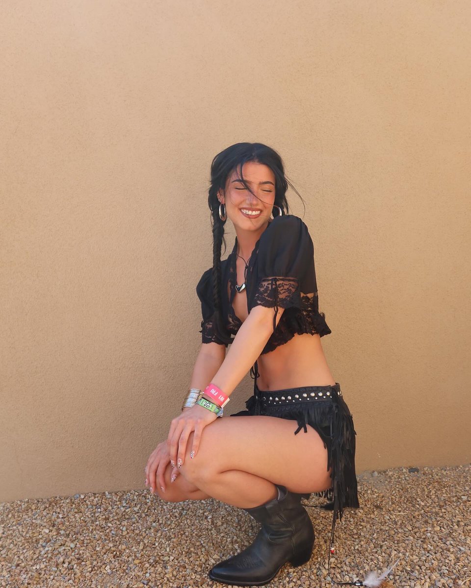 boop83550's tweet photo. quick reminder of her best coachella fit so far... what was your favorite? https://t.co/y2tsykoxXL