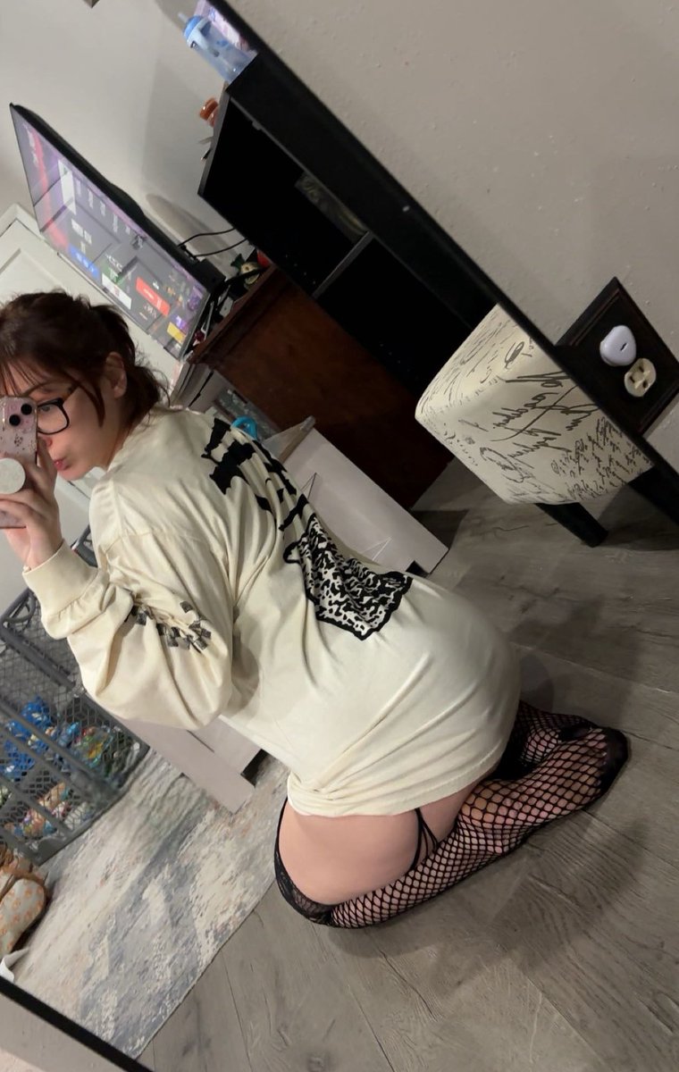 cutiedollsel's tweet photo. omg look how cool the back of this shirt- …wait. are you looking at my feet again? 🤨 https://t.co/0uGge6HHSS