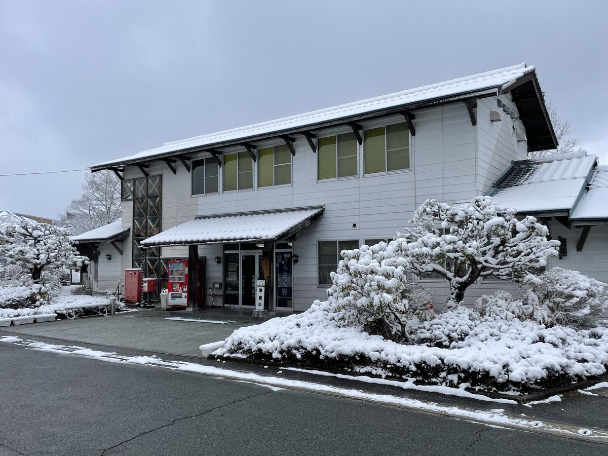 Shingo_Onsen2's tweet photo. 神郷温泉
朝の様子です。木々に雪がまとっていて、壮観です。
道にはないので、大丈夫です。 https://t.co/fbnZt4Hj8Z