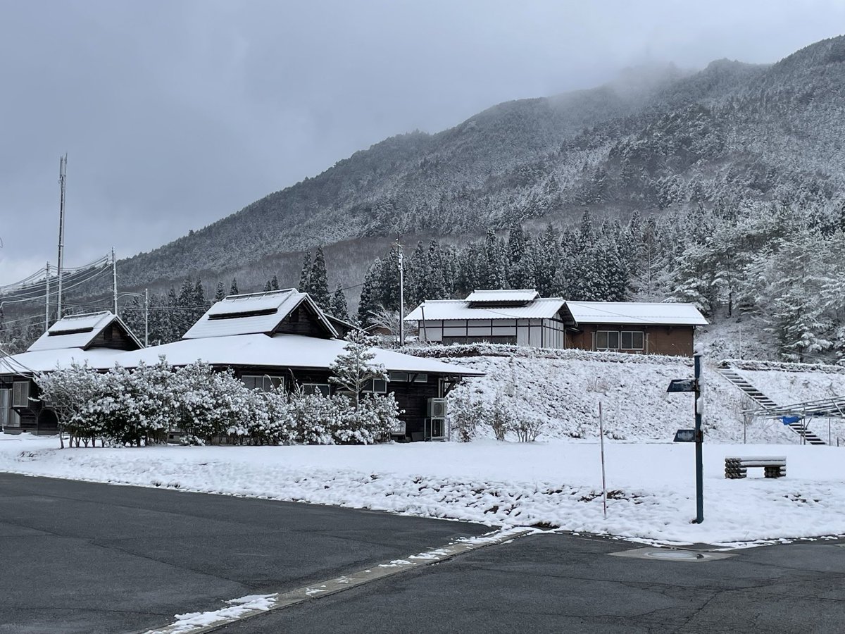 Shingo_Onsen2's tweet photo. 神郷温泉
朝の様子です。木々に雪がまとっていて、壮観です。
道にはないので、大丈夫です。 https://t.co/fbnZt4Hj8Z