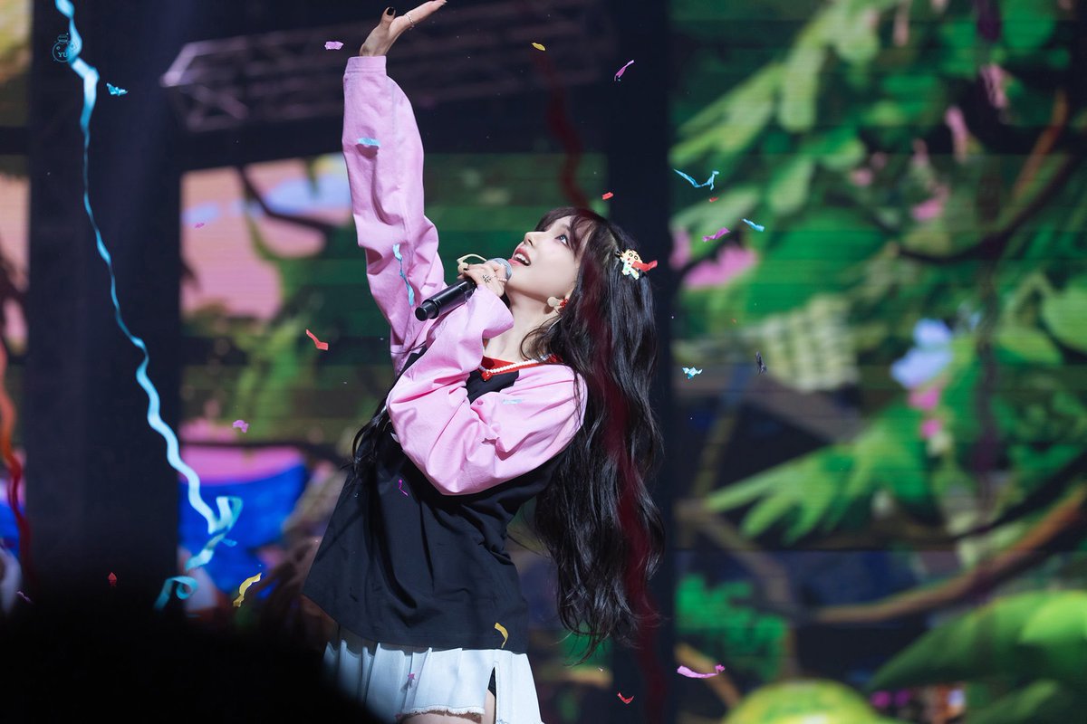 mydeepbluu's tweet photo. 떨어지는 컨페티를 바라보는 눈에 행복이 담긴 순간이 좋아 https://t.co/gPex7awsWk