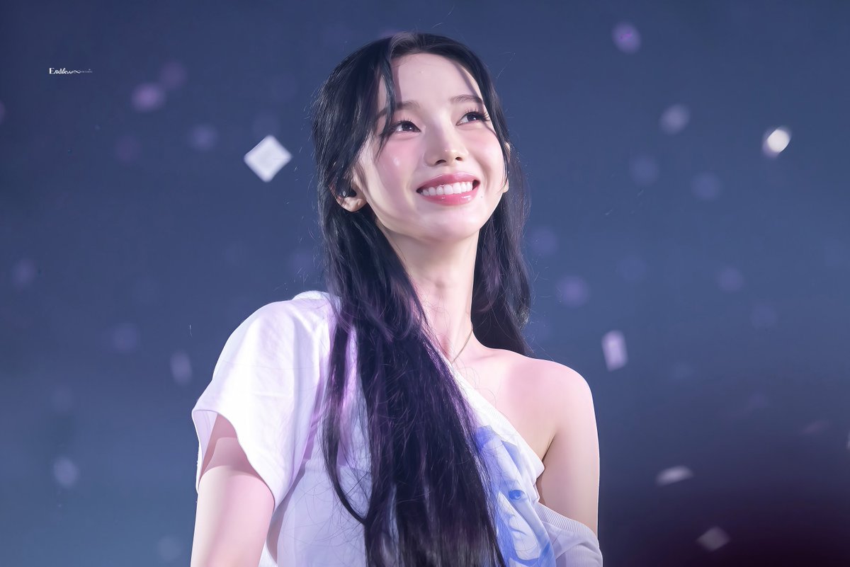 mydeepbluu's tweet photo. 떨어지는 컨페티를 바라보는 눈에 행복이 담긴 순간이 좋아 https://t.co/gPex7awsWk