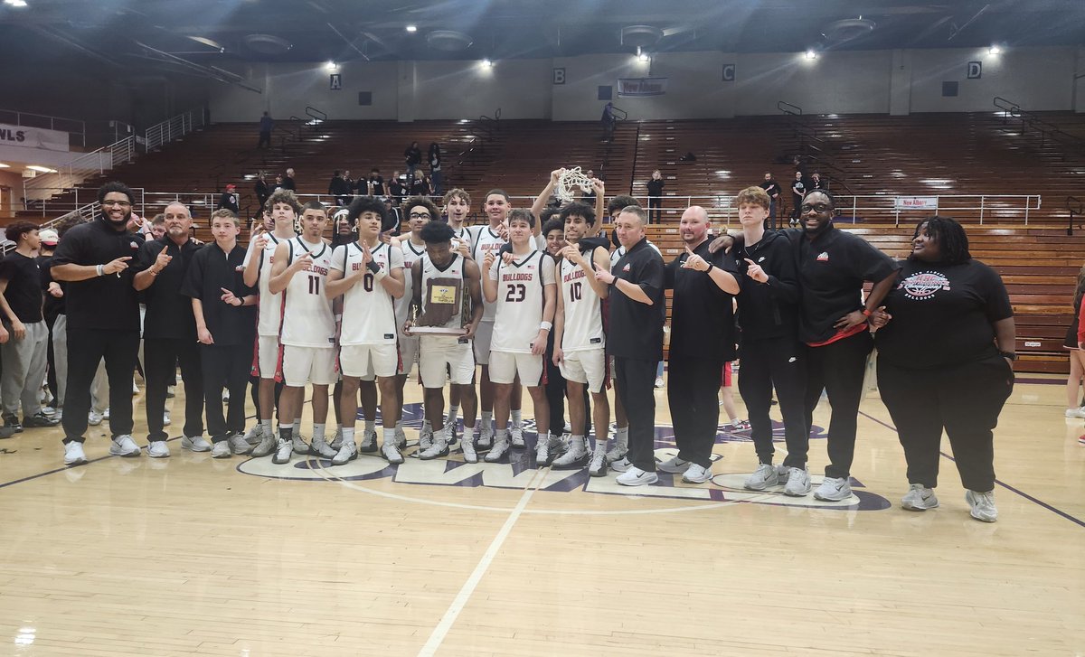 KevinHarris_IU's tweet photo. New Albany Bulldogs - 2026 Class 4A Sectional 15 champions @NewAlbanyHoops @GoNewAlbany @IndSportsTalk @IBCA_Coaches @IHSAA1 #HoosierHillsConference #SoInPreps https://t.co/VW5BtlXYvj
