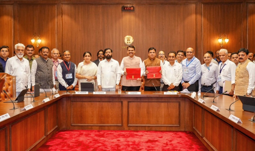 Samhub6969's tweet image. Maharashtra Budget 2026 highlights:
₹7.69L Cr budget, farm loan waiver up to ₹2L, ₹20,000 Cr power relief for farmers, 75K govt jobs &amp;amp; infra push.
What do you think about this budget? 🤔

#Maharashtra #MaharashtraBudget #budge