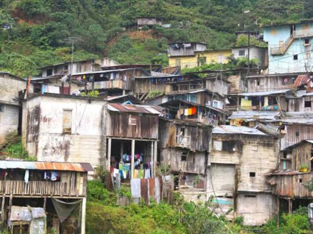 El comunismo ha destruido Cuba.

Ah, no. Esto es Ecuador y allá la miseria es el pan de cada día, y sí, es capitalista.