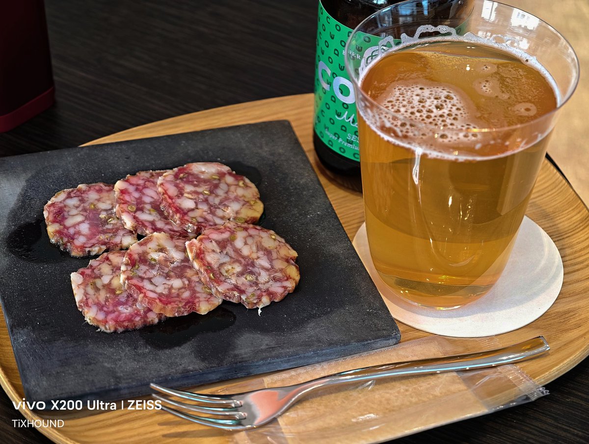 TiXHOUND_2wei's tweet photo. gloストア銀座にお買い物に来たらビールとおつまみ頂いてしまった… https://t.co/PbQozsqrTK