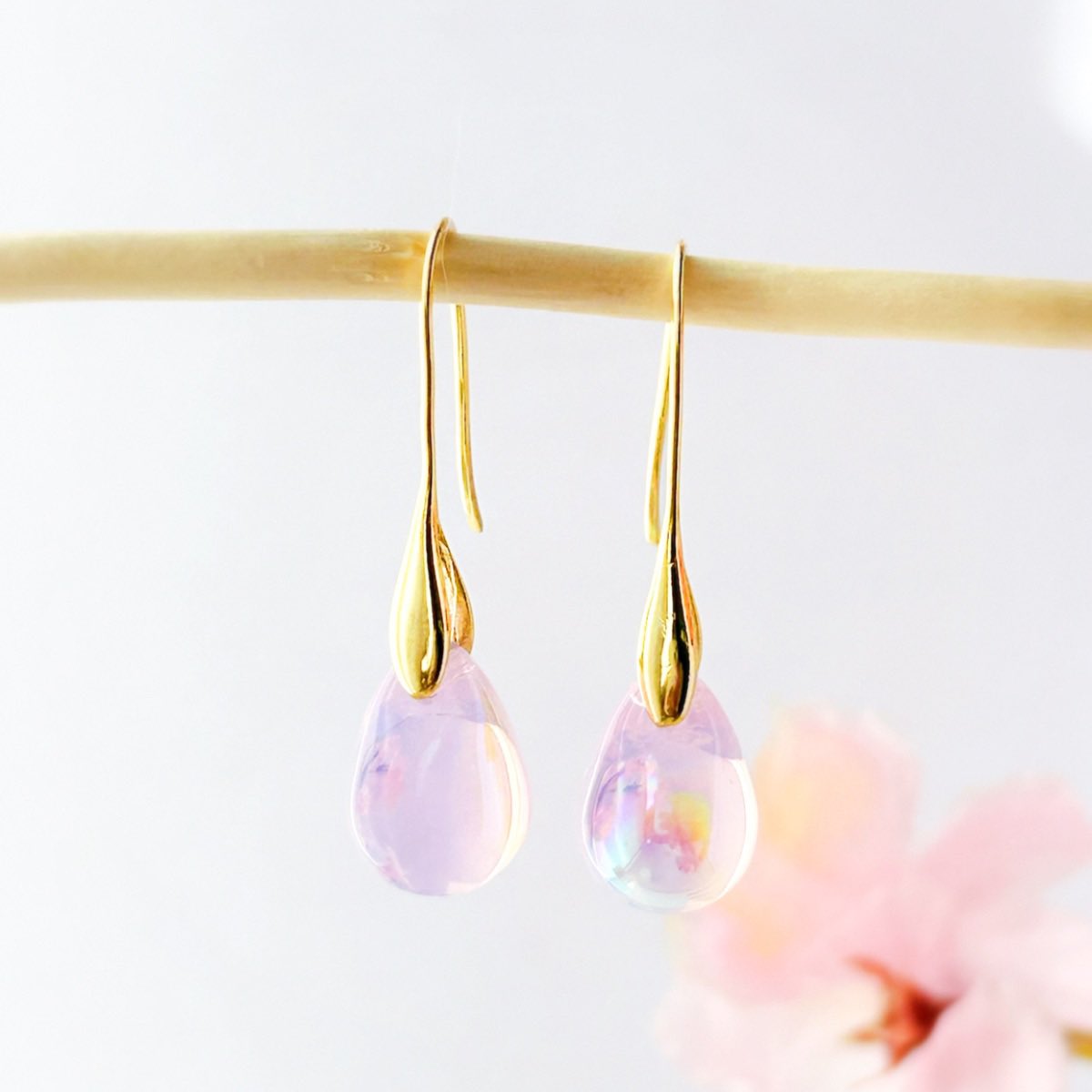 0225Springmoon's tweet photo. 🌸春のアクセサリー祭り開催中🌸

桜を閉じ込め��ような
ガラスアクセサリー

やわらかなピンクと
虹色のきらめき

春の装いに光を纏う一点物

公式LINE登録で
オンラインショップ
15％OFF開催中❗️

プロフィールのリンクから https://t.co/TMX3mjlQbG