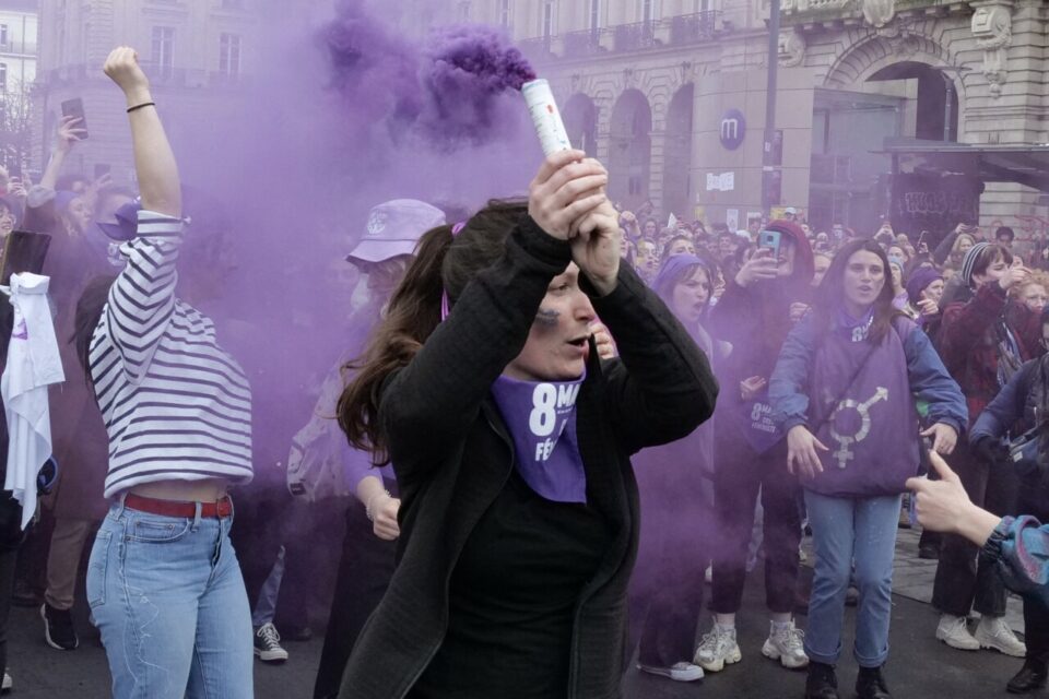 Rennes24's tweet photo. Bonjour ! Nous sommes le 8 mars, journée internationale des droits des femmes 🟣✊. Des événements sont prévus à Rennes aujourd'hui. Pour les découvrir, rendez-vous sur notre site. Brouillard le matin avec 12 °C, averses faibles l'après-midi avec 17 °C. Bonne journée avec actu https://t.co/OPkiBMk6GT