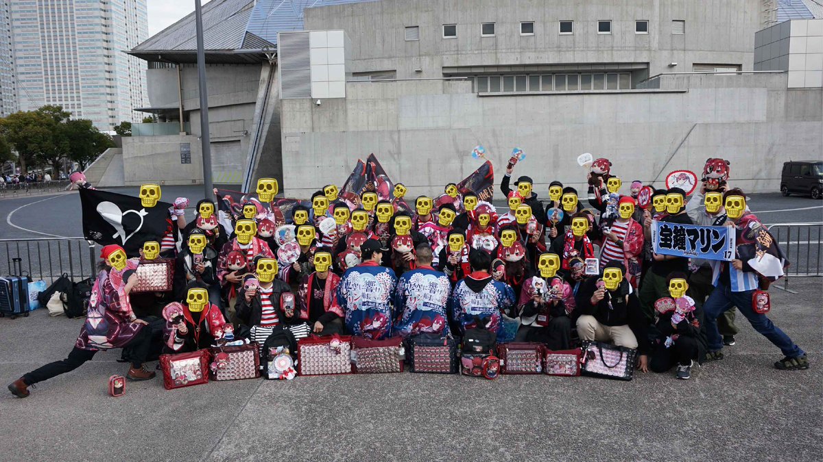 ichimisummerfes's tweet photo. 一味納涼祭支援者・関係者の一味で集合写真を撮りました！

あの打ち上げ花火も、沢山の一味の船長への想いが集まって実現しました〜🎆

今日はその想いを、幕張メッセでSTAGE4を頑張る船長に届けます！！🏴‍☠️

船長頑張れー！！

#マリン船長見てください
 #hololivefesEXPO26_DAY3 https://t.co/knvLeGBuW3