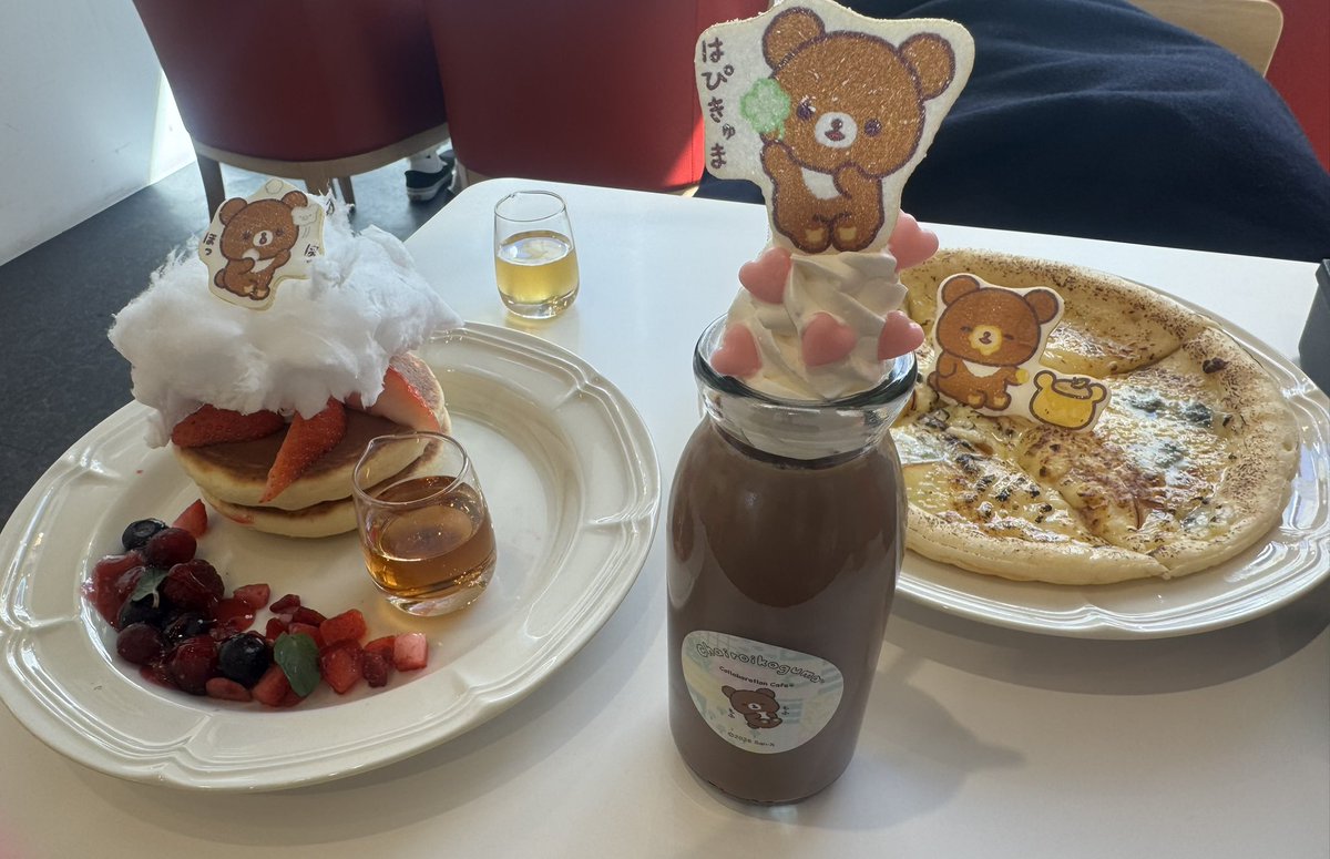 rirakkuma9039's tweet photo. ついにこれました！可愛すぎる♡
ピザについてるコグマちゃんのお顔が可愛すぎるᐡ⸝⸝>  ̫ <⸝⸝ᐡ
パンケーキもかわいい🥞´-
1人だったのでお腹いっぱいになりました🥹՞
特典のねぐせも好き💕︎
また来ます！ https://t.co/MRiVXeG2nq