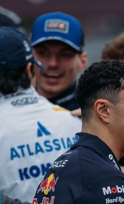 rorysainzjr's tweet photo. Sempre fazendo alguém rir… príncipe encantado https://t.co/bfhyElCy2V