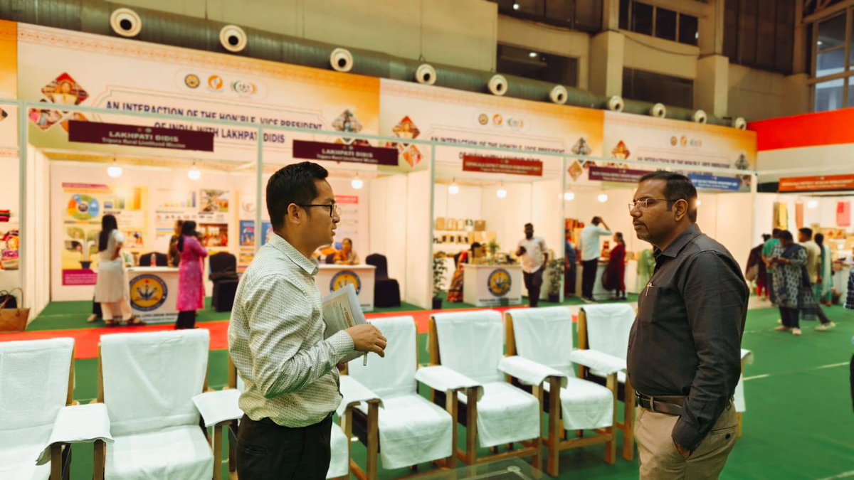 TripuraSRLM's tweet image. Visit of Secretary RD Shri Abhishek Singh IAS to oversee the ongoing preparations for Hon’ble Vice President Programme.  The programme will be regarding interaction of the Lakhpati Didis with the Hon’ble Vice President of India.
CEO #TRLM Shri Tarit Kanti Chakma IAS gave an