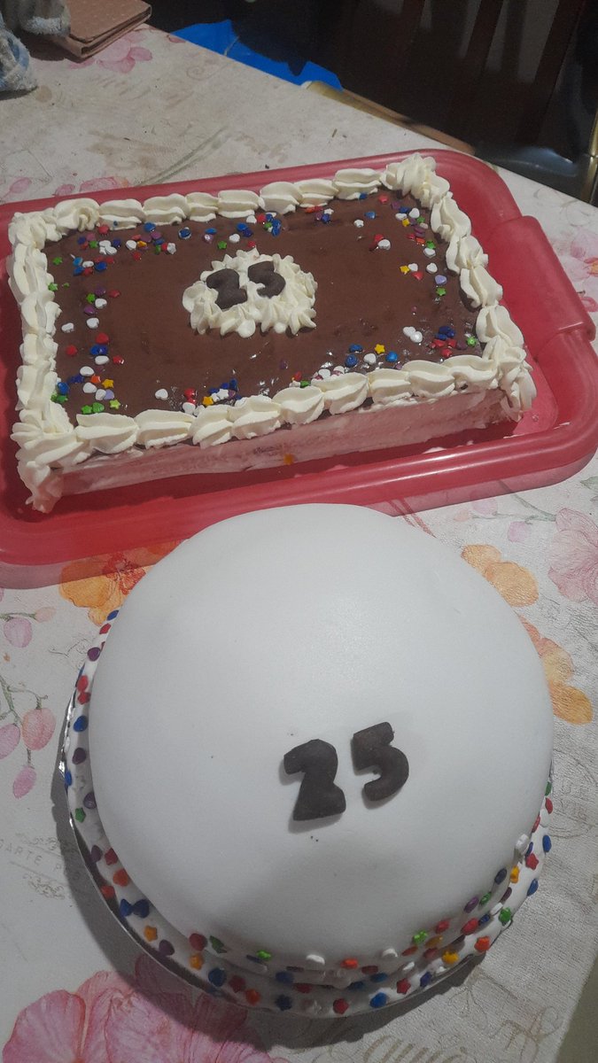 Hoy en modo mama repostera... lista las tortas para mañana... cumpleaños el chiquito del medio... siendo mama!!
