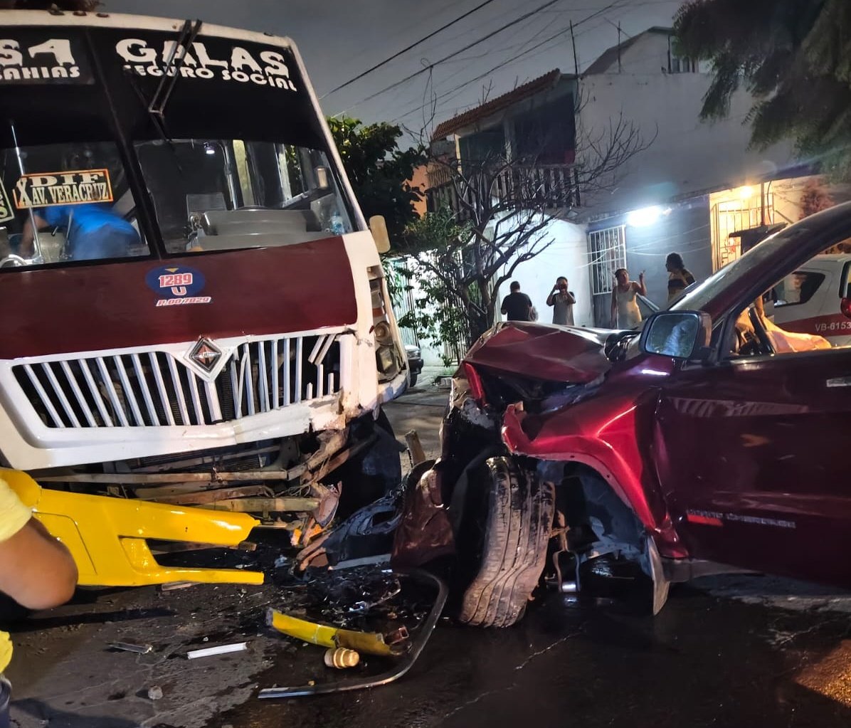 #ChismitoJarocho 📸 7:44 pm #ReporteVial Cerrado Leonardo Pasquel de Río Magdalena a Río Tamesi, choque de urbano con camioneta. <a href="/espejohernandez/">Rosa María Hernández Espejo🌹</a> <a href="/AyuntamientoVer/">H. Ayuntamiento de Veracruz</a> #VeracruzCiudadHeroica #Veracruz #VeracruzPuerto #Jarochos #Veracruz2026 <a href="/vialver/">El tráfico vial en Veracruz</a>