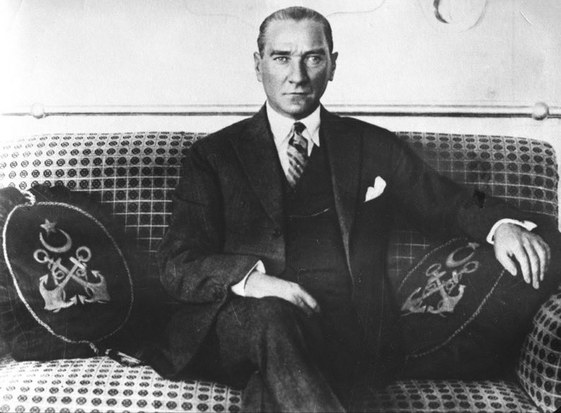 ¡Eso es grandeza pura! Separó religión y política sin guerras, y abrió el camino al progreso real.  

Tierra de Atatürk, laicismo y libertad. 🇹🇷❤️🇪🇸