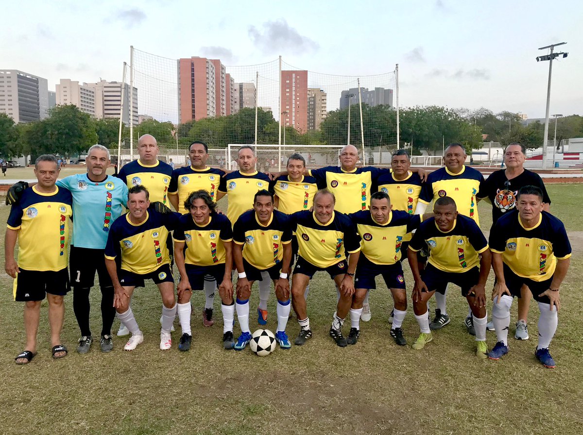 checoacosta's tweet photo. Con ley seca, tocó jugar fútbol y a comer en Mario Bross comidas rápidas! 😋
Sábado de fútbol y le ganamos 2-0 al buen equipo del Junior plus 50, en el torneo del Colegio Corazonista de Barranquilla https://t.co/8sZ1Zol2lY