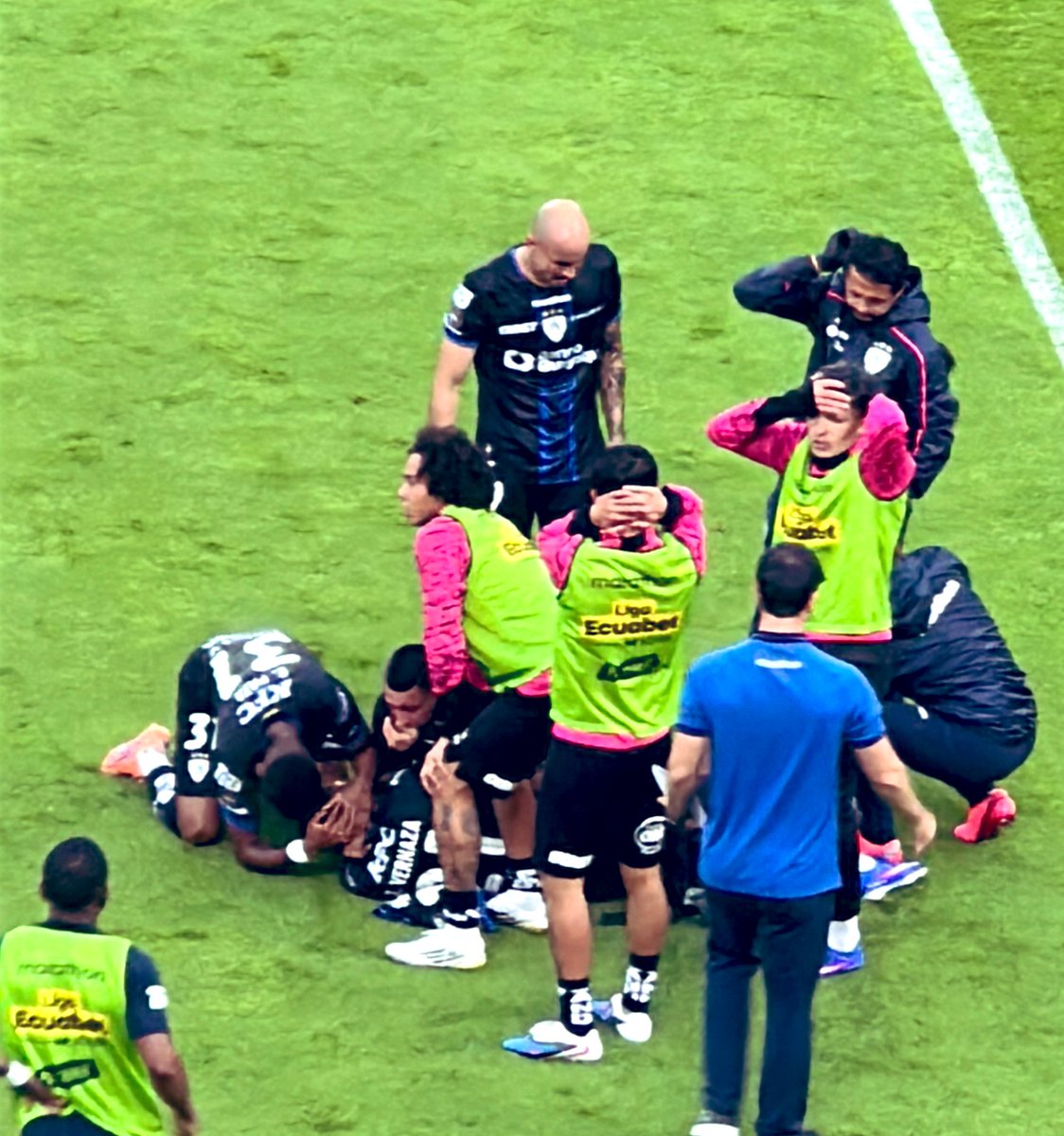 FutbolPasionWeb's tweet photo. ORGULLOSOS DE SER @IDV_EC 

Lo vivido hoy en el estadio fue una montaña rusa de emociones y te dice “Esto es Independiente carajo” te golpeas el pecho de orgullo.

La grave lesión de Arroyo y ver la reacción de los jugadores, el llanto, la oración de muchos, el hincha como reaccionó en las gradas y defendió lo suyo.

Luego como se repusieron mentalmente y fueron con todo, el gol que fue un júbilo entre jugadores e hinchada.

Luego cuando ya todo se calmaba, ingresa un hijo de la casa, sin egoísmos le habilitan para que debute con un golazo. Esa alegraría en las gradas, el llanto del chico y el abrazo y aplauso de sus compañeros te inflaba más de orgullo.

Que cúmulo de emociones vivimos hoy, Independiente no solo es fútbol, es una familia. Dirigentes, jugadores e hinchada unidos con un fin común.
