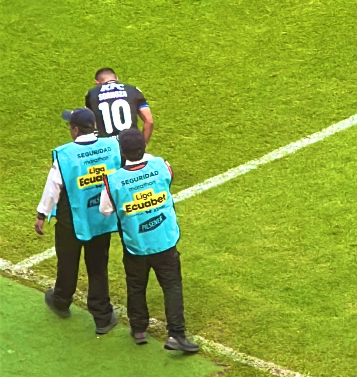 FutbolPasionWeb's tweet photo. ORGULLOSOS DE SER @IDV_EC 

Lo vivido hoy en el estadio fue una montaña rusa de emociones y te dice “Esto es Independiente carajo” te golpeas el pecho de orgullo.

La grave lesión de Arroyo y ver la reacción de los jugadores, el llanto, la oración de muchos, el hincha como reaccionó en las gradas y defendió lo suyo.

Luego como se repusieron mentalmente y fueron con todo, el gol que fue un júbilo entre jugadores e hinchada.

Luego cuando ya todo se calmaba, ingresa un hijo de la casa, sin egoísmos le habilitan para que debute con un golazo. Esa alegraría en las gradas, el llanto del chico y el abrazo y aplauso de sus compañeros te inflaba más de orgullo.

Que cúmulo de emociones vivimos hoy, Independiente no solo es fútbol, es una familia. Dirigentes, jugadores e hinchada unidos con un fin común.