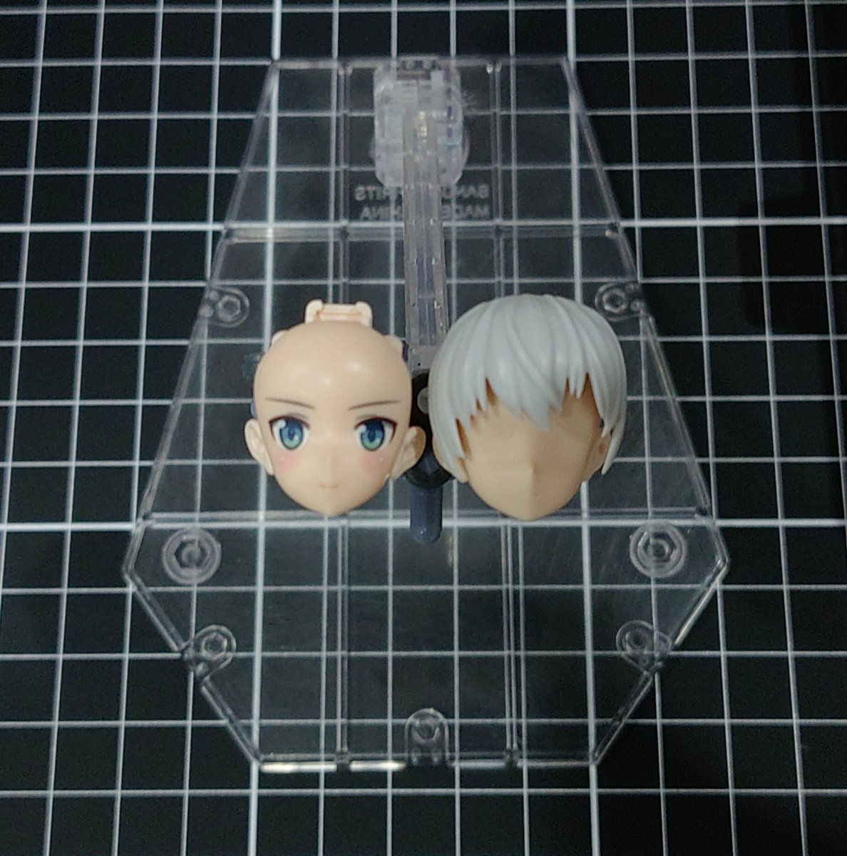 <a href="/tepepro/">プロモデラー 林哲平@見るだけでプラモが上手くなるツイッター</a> 日頃から林さんのポストをプラモデル作成の参考にさせてもらっているので、恩返しというほど大層なモノではありませんが
少しでもデカールに苦戦している誰かのお力になれればと…
私は主に30MSのデカールを貼るのですが、
・ランナーの中央部分(棒の径が3mm)
・市販のスタンド