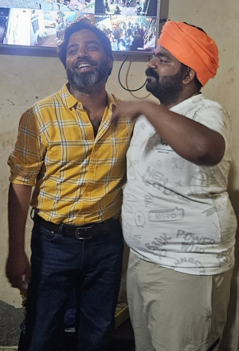 मोनू मानेसर से पत्रकार के नाते नहीं भाई के नाते मिलता हूँ।

क़रीब ढाई साल जेल में रहने के बाद कल देर रात घर पहुँचा है मोनू मानेसर।

जय गौ माता।🚩