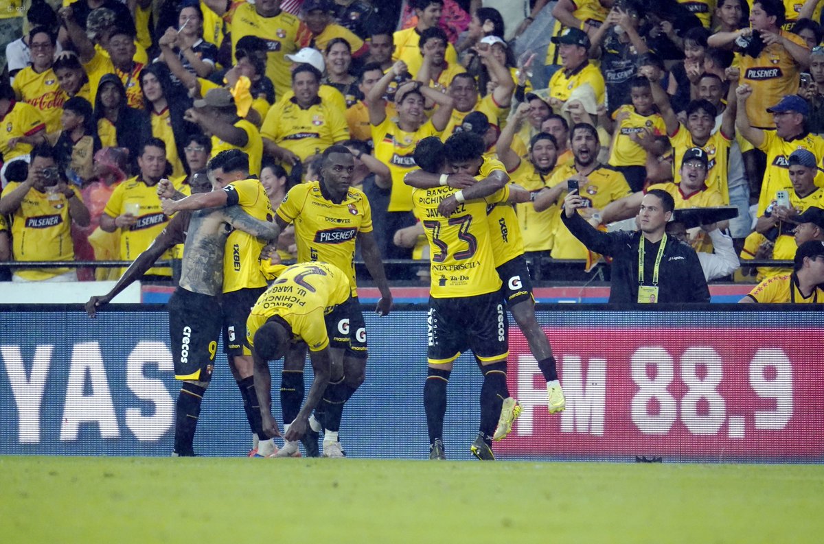 xaviersegovia32's tweet photo. ¡TRIUNFO HISTÓRICO! 🟡⚫️

Barcelona SC acumula cuatro Clásicos del Astillero ganados de forma CONSECUTIVA. Es la racha MÁS LARGA en TODA LA HISTORIA de los clásicos disputados en el Campeonato Ecuatoriano de Fútbol.