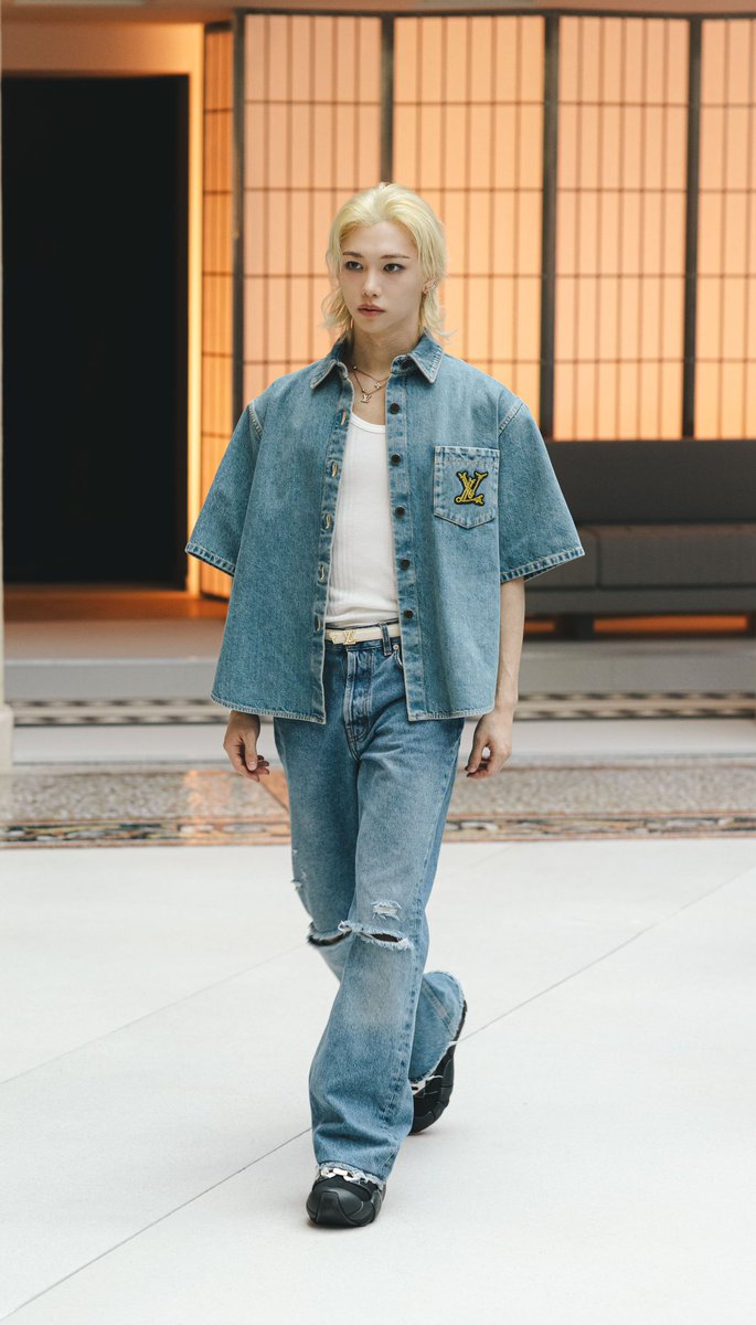 비슷한 색감이라서 다른 청청도 쪼르르 생각난다ᰔᩚ 

FELIX PARIS FASHION WEEK STAR
#FELIXxLouisVuittonPFW #FELIX 
<a href="/LouisVuitton/">Louis Vuitton</a>