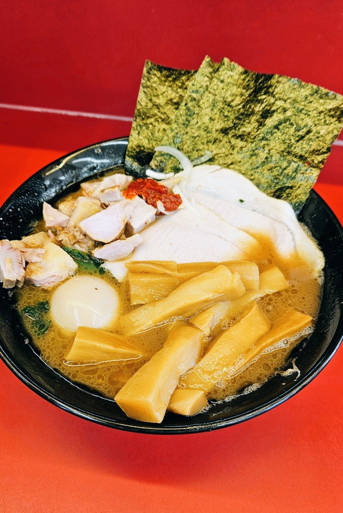 🌟横浜家系ラーメン宮里家

♨️上ラーメン1,100円
🎤果てしない大空スペシャル✨

👨武蔵家兼任🚨宮里さん麺あげ
⛏️はだしのゲンさん盛り付け🥗

🍚米が食えなくなってきて(o・ω・o)
最近はかっぱ豆板醤🥒🌶️

🥩🥩🥕🥕ごっそーさん👏