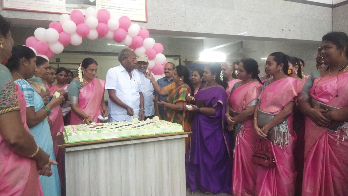 needivarman's tweet photo. மகளிர் தினத்தை முன்னிட்டு சேலம் மாநகராட்சியில் கேக் வெட்டி கொண்டாடிய தருணம் https://t.co/8NlrQnH6qX