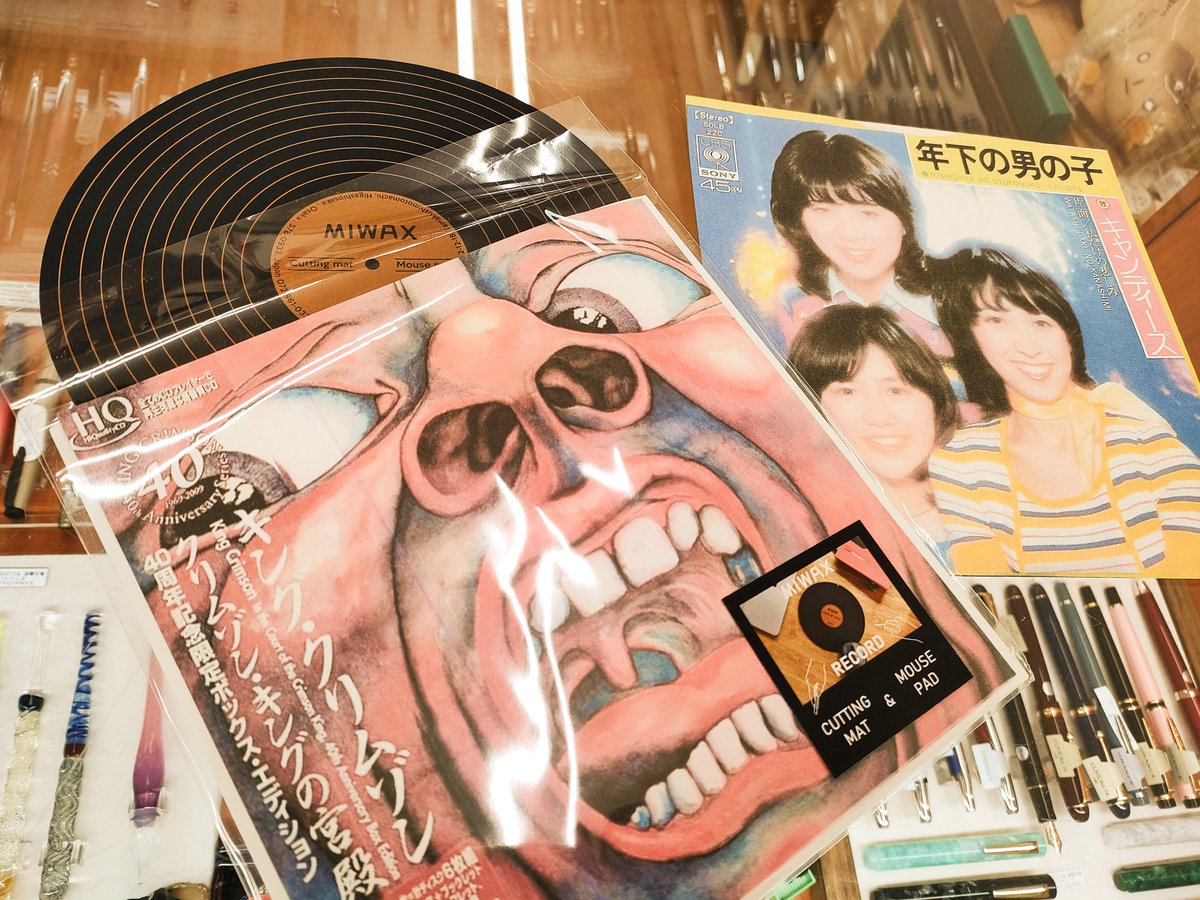 MIWAXさんの『RECORD CUTTING MAT &amp; MOUSE PAD』の展示用ジャケットを変えてみました😁
好みのジャケットを入れると、なんか楽しい🤣🤣🤣