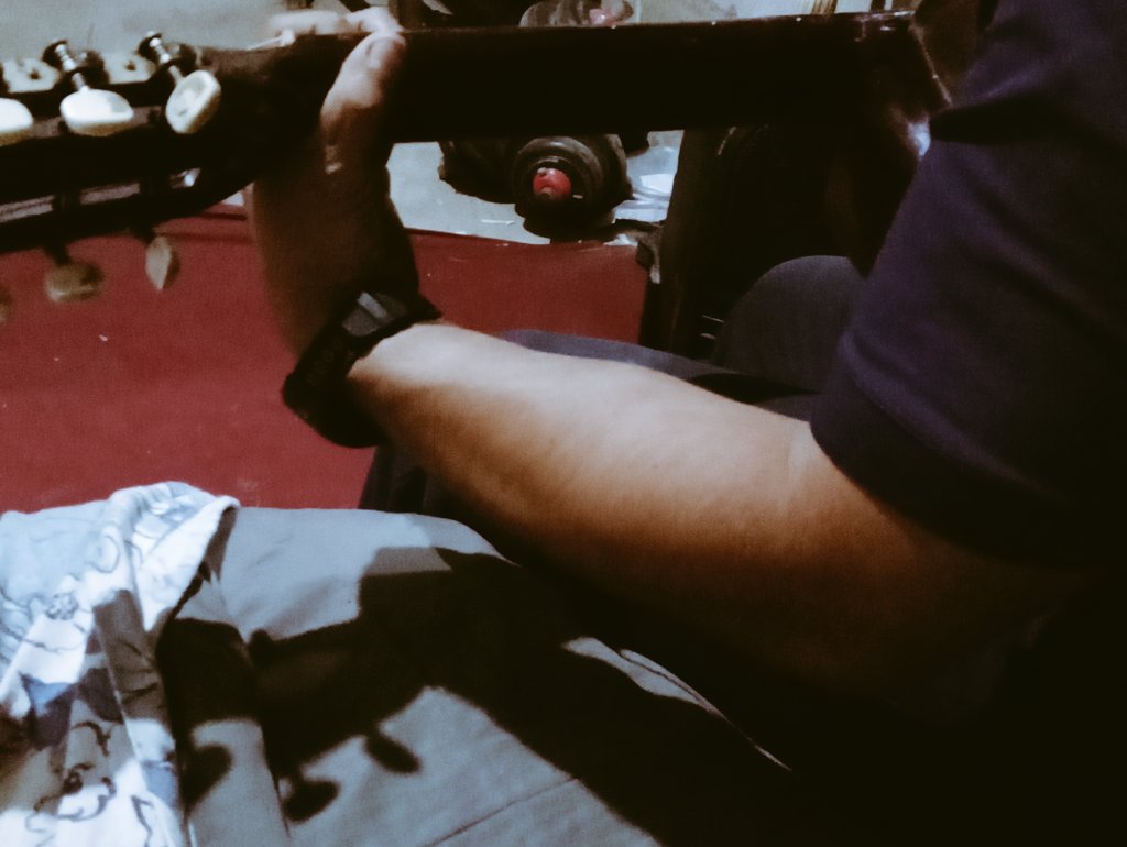 moonlight_18181's tweet photo. Su guitarra qué no tocaba desde hace más de 5 años, volver a practicar las canciones más románticas del mundo, dormirse a las 12 practicando y levantarse a las 4:30am para estar en mi casa a las 5:30am, fue simplemente el acto de amor más grande que me han dado 🤍 https://t.co/Ub3uGX3g5F