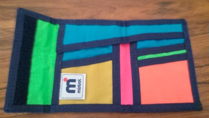 Durante un tiempo, se pusieron de moda entre los carteras de tela tan coloridas como esta