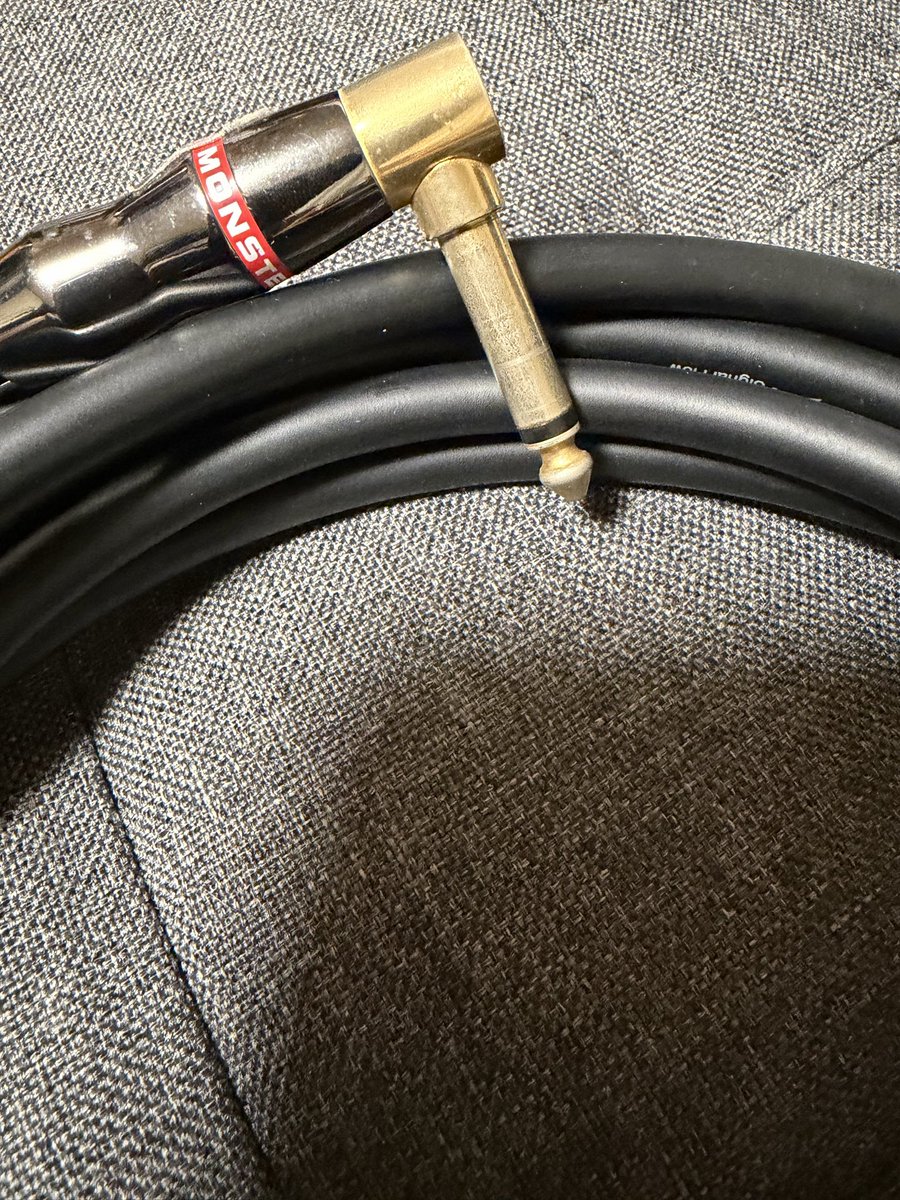 St_met's tweet photo. Monster Cable製のギターシールドが中古であったので即買いw
高過ぎて新品で買う気がサラサラ無いので
中古品で見つけると
ついつい買ってしまうw
#monstercable https://t.co/GE2B8RwctV