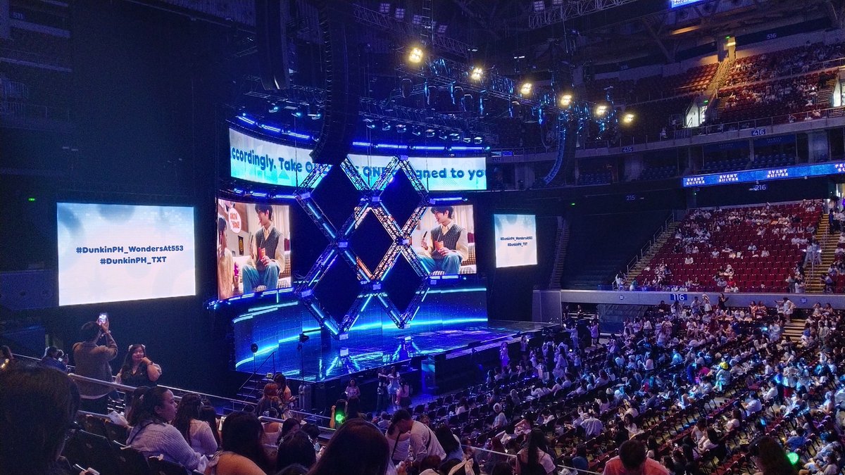 Yzz_Choi's tweet photo. The stage set up???? Na para bang may 12 songs setlist 😭

#DunkinPH_WondersAt553 #DunkinPH_TXT https://t.co/rfk986Q8xm