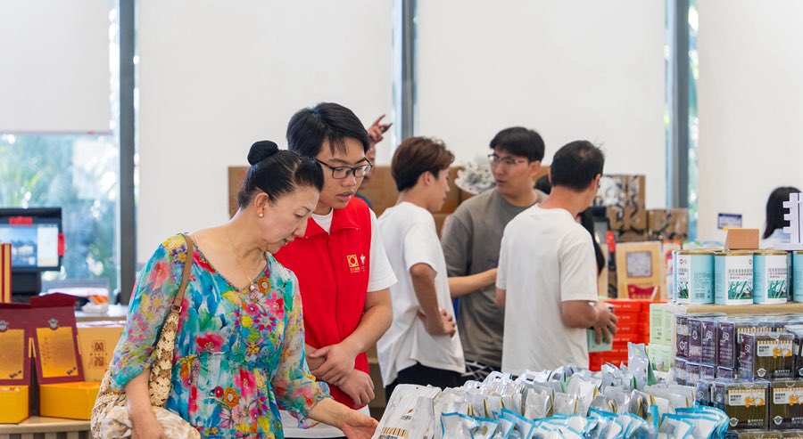 HiHainan's tweet image. At the Hainan Delegation’s #OpenDay on March 7, Huang Haiwen, a NPC deputy and representative of a Hainan-based food processing company, summed up the policy benefits for enterprises in the Hainan Free Trade Port in one line: lower thresholds, broader scope, better rules, greater