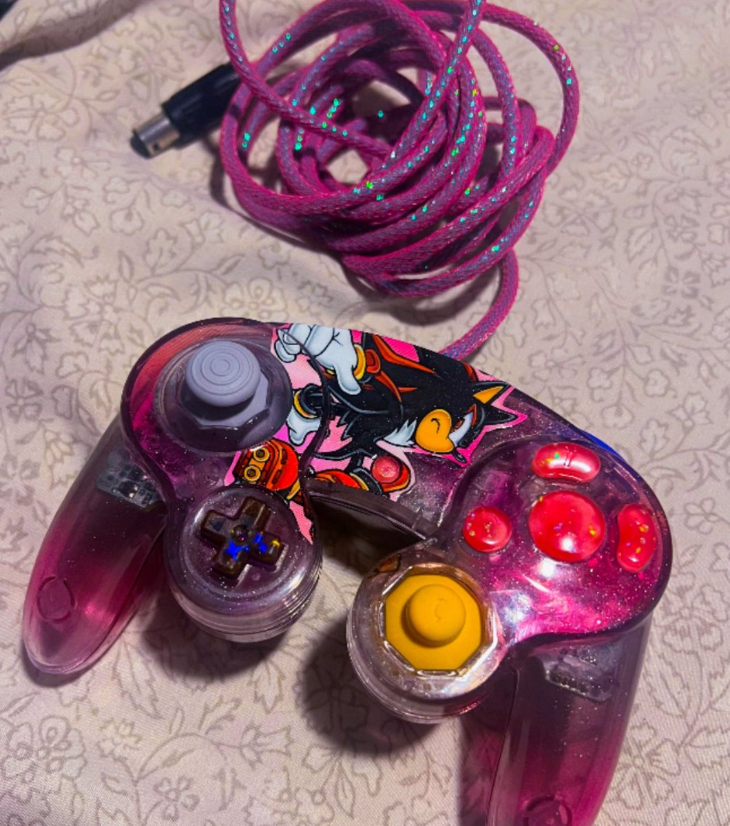 sadtatouille's tweet photo. ੈ✩‧₊˚ new controller alert! ੈ✩‧₊˚
 • shell by @littleteafox 
 • buttons &amp; cord by @QofDQ https://t.co/WwjIFXzBm0