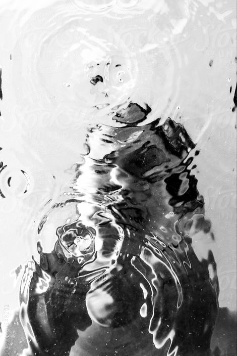 Sono io che parlo con te
e so tutto quello che hai fatto
la sete che ti brucia
la fame di spirito e verità
la brocca a cui ti aggrappi
nelle ore più calde
quando nessuno vede
e ti nascondi dal rumore del mondo

Sono io che parlo con te
che vali la rivelazione
e il dono
del Messia