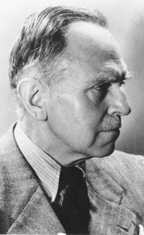mariobianchi18's tweet photo. L'#8marzo 1879 nasceva #OttoHahn. Chimico tedesco che scoprì il radiotorio e il radioattinio e studiò l'azione dei neutroni sui nuclei di elementi pesanti. Scoprì anche la fissione nucleare in atomi di uranio bombardati con neutroni, una scoperta che gli valse nel 1944 il Nobel. https://t.co/CvjF45ctF9