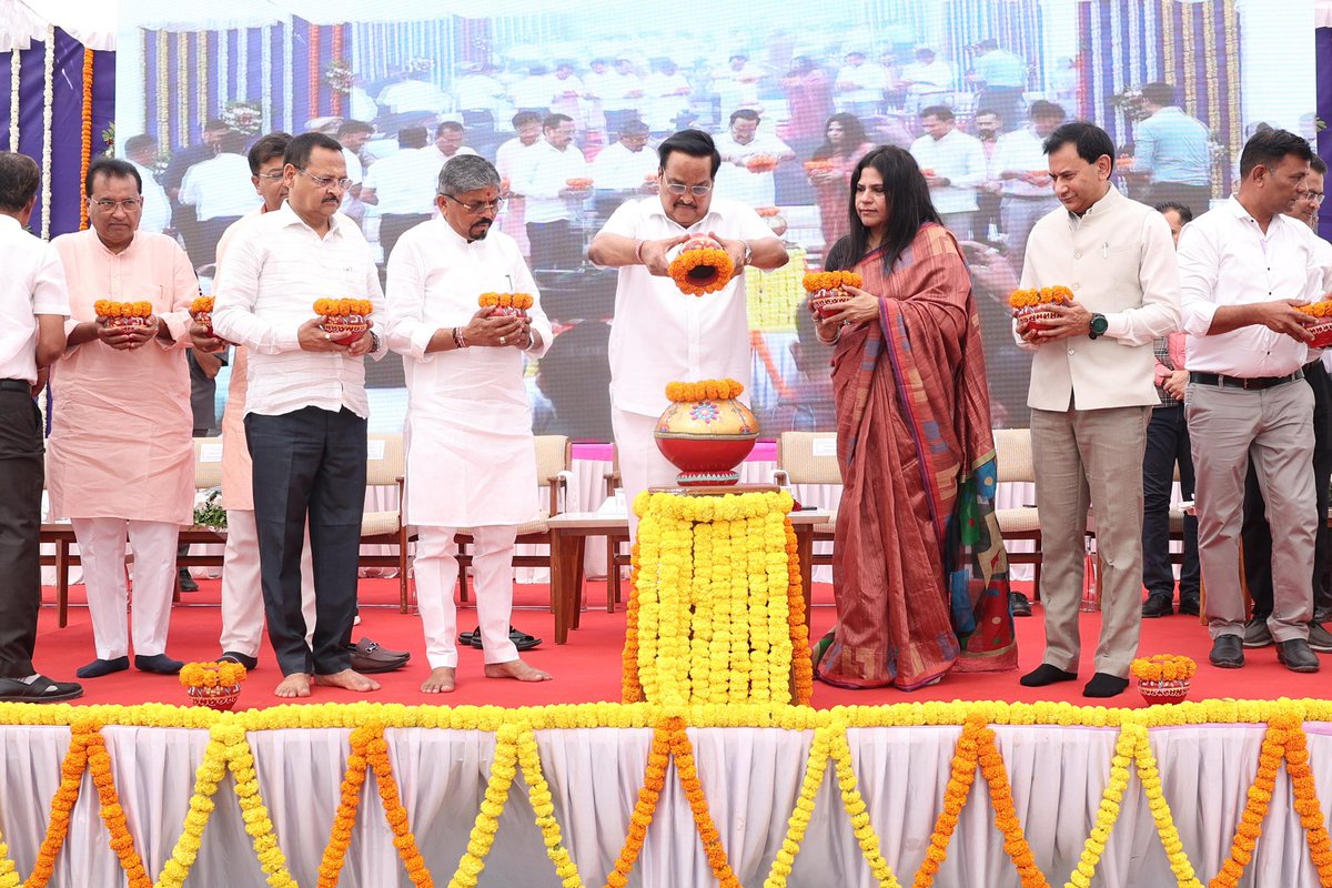 CRPaatil's tweet photo. आज अंतरराष्ट्रीय महिला दिवस के अवसर पर देशभर में जल महोत्सव का शुभारंभ मेरे संसदीय क्षेत्र नवसारी से होना अत्यंत आनंद और गर्व का विषय है।

माननीय प्रधानमंत्री श्री @narendramodi सर के दूरदर्शी नेतृत्व में जल संरक्षण को एक जन आंदोलन का स्वरूप मिला है। “कैच द रेन”, “जल जीवन मिशन”, “अमृत सरोवर” तथा जल संचय जनभागीदारी जैसे अभियानों ने देशभर में जल के प्रति जागरूकता और सहभागिता को नई दिशा दी है।

इस जन आंदोलन में गुजरात ने विशेष रूप से सक्रिय और प्रेरक भूमिका निभाई है। राज्य के अनेक क्षेत्रों में जल संचय और जल संरक्षण के कार्य जनसहभागिता से सफल हुए हैं। मेरे संसदीय क्षेत्र नवसारी के जागरूक नागरिकों ने भी इस अभियान में सक्रिय भागीदारी करते हुए जल संरक्षण के प्रयासों को मजबूत किया है।

जल महोत्सव केवल एक महोत्सव नहीं, बल्कि जल के प्रति हमारी सामूहिक जिम्मेदारी और आने वाली पीढ़ियों के लिए जल सुरक्षा के संकल्प का उत्सव है।

मैं देशभर के सभी नागरिकों से अपील करता हूँ कि वे इस जल महोत्सव से जुड़कर जल संरक्षण के इस जन आंदोलन को और मजबूत बनाएं। 💧🇮🇳

#jalmahotsav2026