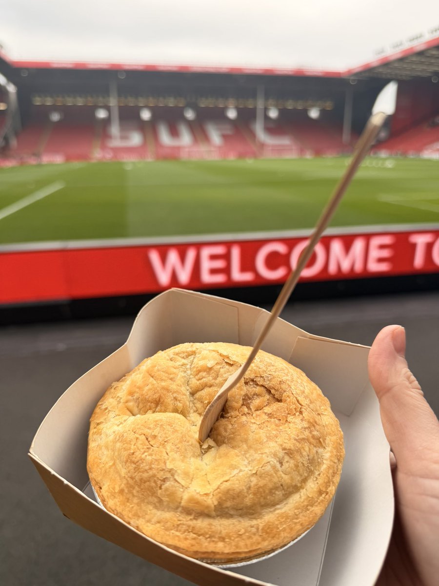 footiepiecharts's tweet image. Away day 18, Pie 17

📍 Bramall Lane, @SheffieldUnited 
🥧 All Steak
💴 £17.60  (2 x 🥧 &amp;amp; 2 x ☕️)

#PieCharts #RateMyPie