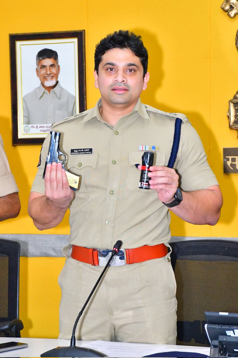 What did you carry in your bag when you're 21?
Can anyone imagine a 21yrs boy carrying a gun?
Murali, came to #Vijayawada from #Telangana. During the #Police inspection at a hotel room yesterday, he pulled out a gun and attempted to attack them.
<a href="/VjaCityPolice/">Vijayawada City Police</a>
#AndhraPradesh