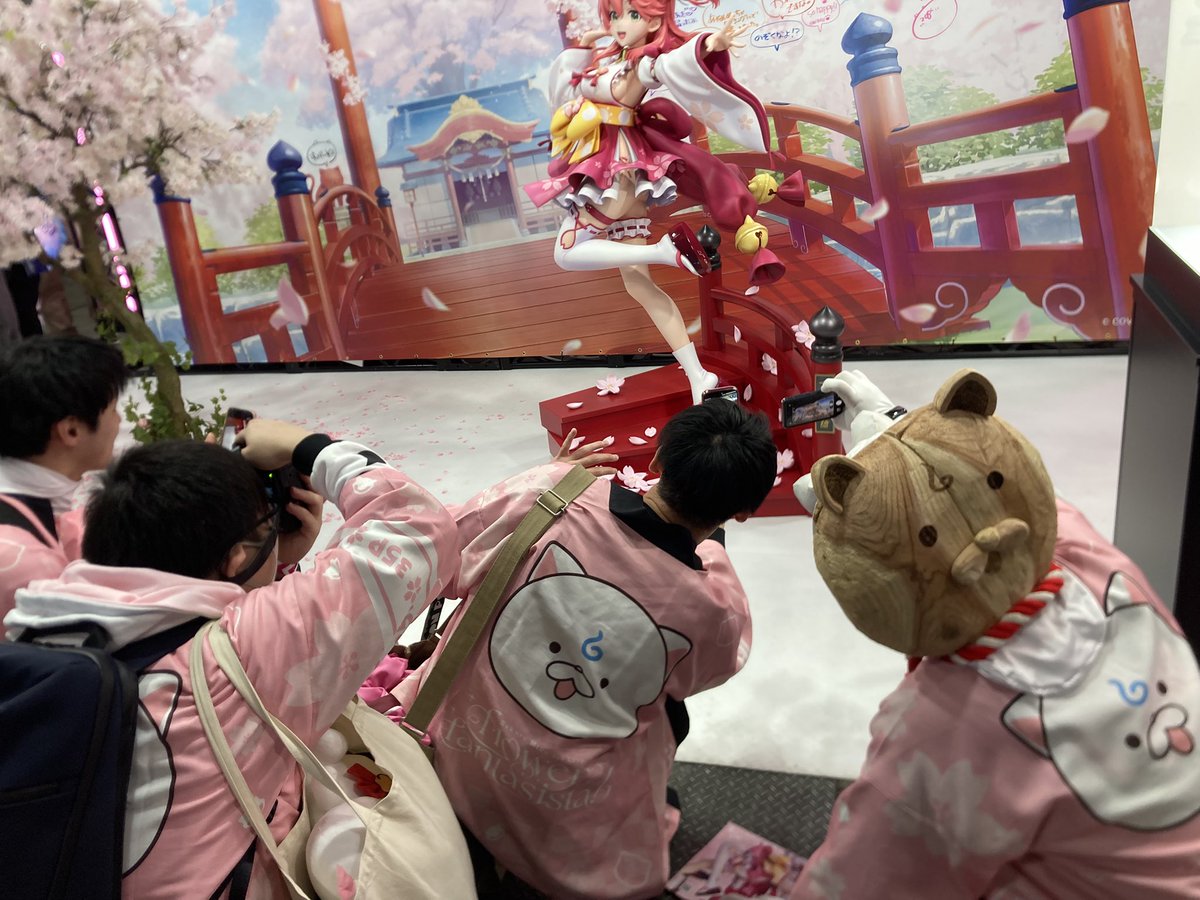 kugimiya0709's tweet photo. みこちのにゃっはが
にゃっはろ～してる姿を
ローアングルで撮影してる
みこぴーの紳士方々
#みこちみてくれ 
#hololiveEXPOfes2026_DAY3 https://t.co/Aje0j9qdgf
