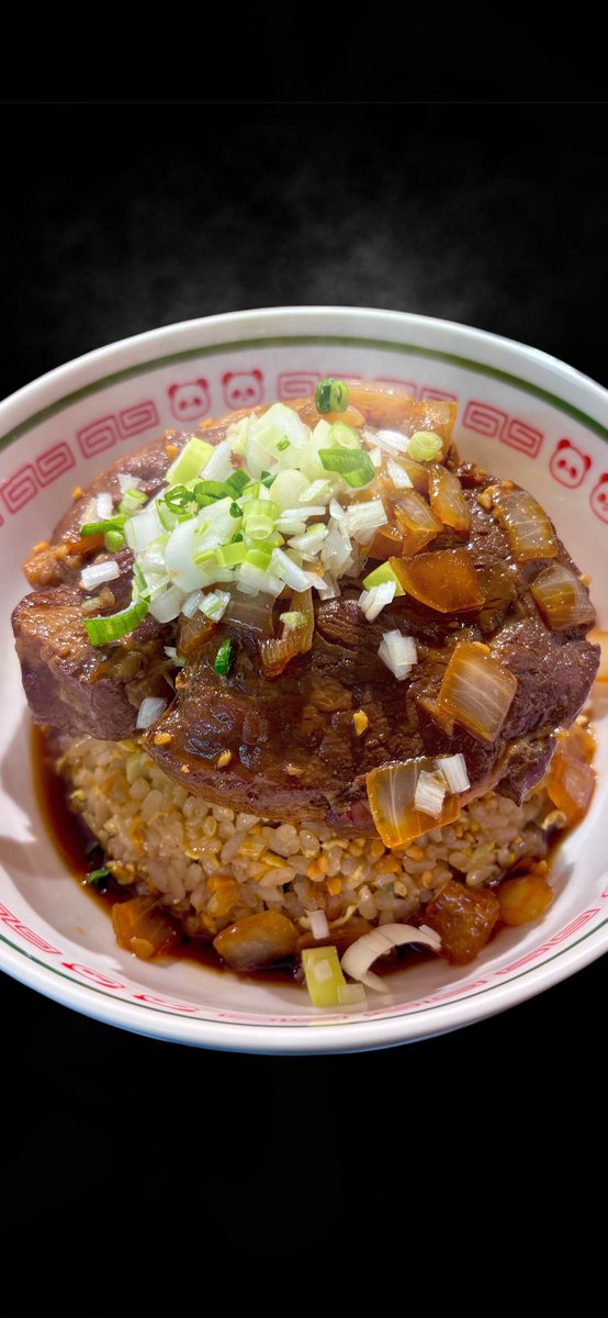 fried_rice_tom's tweet photo. 大好評！！
月曜日からスタートする週替わり炒飯🔥

今回はガッツリ系チャーハンです❗️
玉葱と焦がしニンニク醤油で食欲を爆発させる特製ダレをチャーハンもろとも豪快に味付け🔥

#東金市グルメ 
#肩ロース 
#焦がしニンニク 
#チャーハン 
#炒飯 https://t.co/0F3lFvRaAW