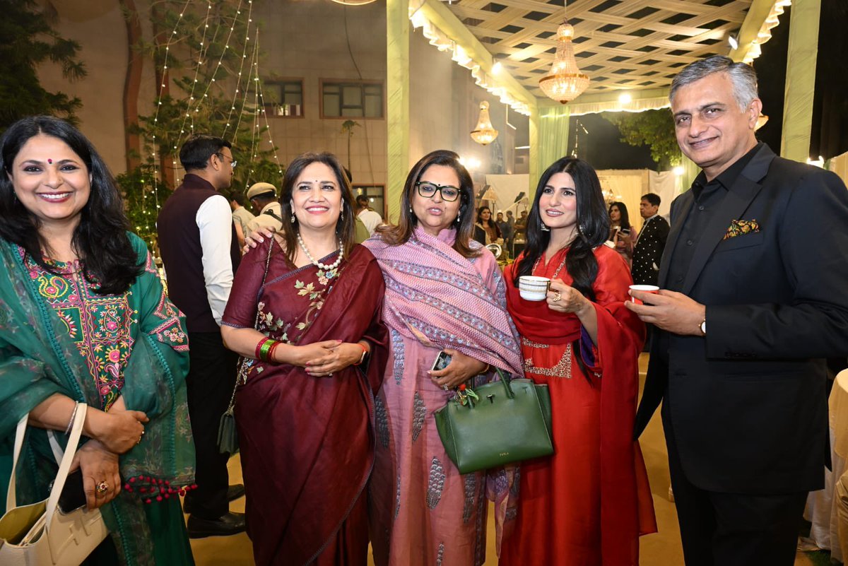 neelkantbakshi's tweet photo. दावत ए इफ़्तियार में @RubikaLiyaquat ji और नावेद भाई के निमंत्रण पर शामिल हुए, बेहतरीन होस्ट हैं क़ुरैशी एवं लियाक़त परिवार 🙏👍 https://t.co/xOZ30beFjP