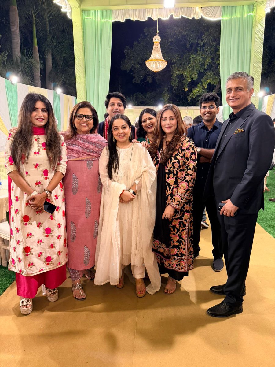neelkantbakshi's tweet photo. दावत ए इफ़्तियार में @RubikaLiyaquat ji और नावेद भाई के निमंत्रण पर शामिल हुए, बेहतरीन होस्ट हैं क़ुरैशी एवं लियाक़त परिवार 🙏👍 https://t.co/xOZ30beFjP