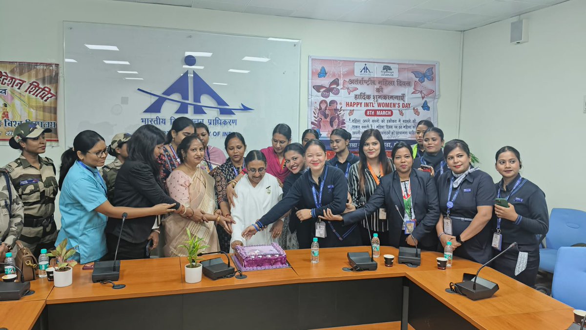 aaiRanchiApt's tweet photo. Empowered women empower the world! 🌎 
This International Women's Day, we take the opportunity to honour the strength and resilience of women working tirelessly  @aaiRanchiApt. Their resolute courage gives aviation its true wings.🛫
@Pib_MoCA
@AAI_Official @PMOIndia https://t.co/uvrJF2QX21