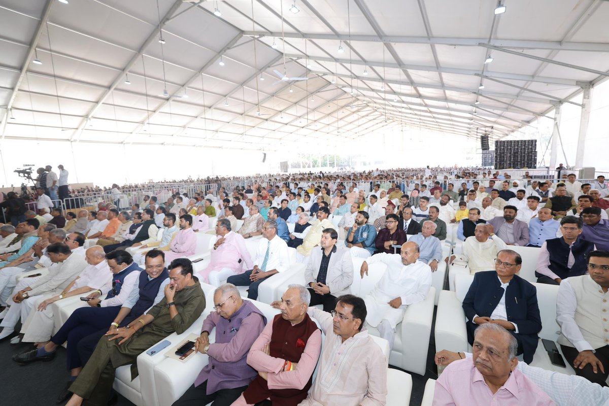 sanghaviharsh's tweet photo. આ પ્રસંગે ઉપસ્થિત પૂજ્ય આચાર્ય ભગવંતોના આશીર્વાદ ગ્રહણ કરી નવી ઊર્જાનો સંચાર થયો. સંસ્કાર અને શિક્ષણના સંગમ સમાન આ વિદ્યા સંકુલ દીકરીઓને આધુનિક શિક્ષણની સાથે નૈતિક મૂલ્યો પૂરા પાડશે. રાજ્ય સરકાર હંમેશા મહિલાઓના શિક્ષણ અને સુરક્ષા માટે અગ્રેસર રહી છે ત્યારે નારી સશક્તિકરણ અને કેળવણીના આ ઉમદા કાર્ય બદલ તપોવન વિદ્યાવિહારના સર્વે સભ્યોને અભિનંદન પાઠવું છું.