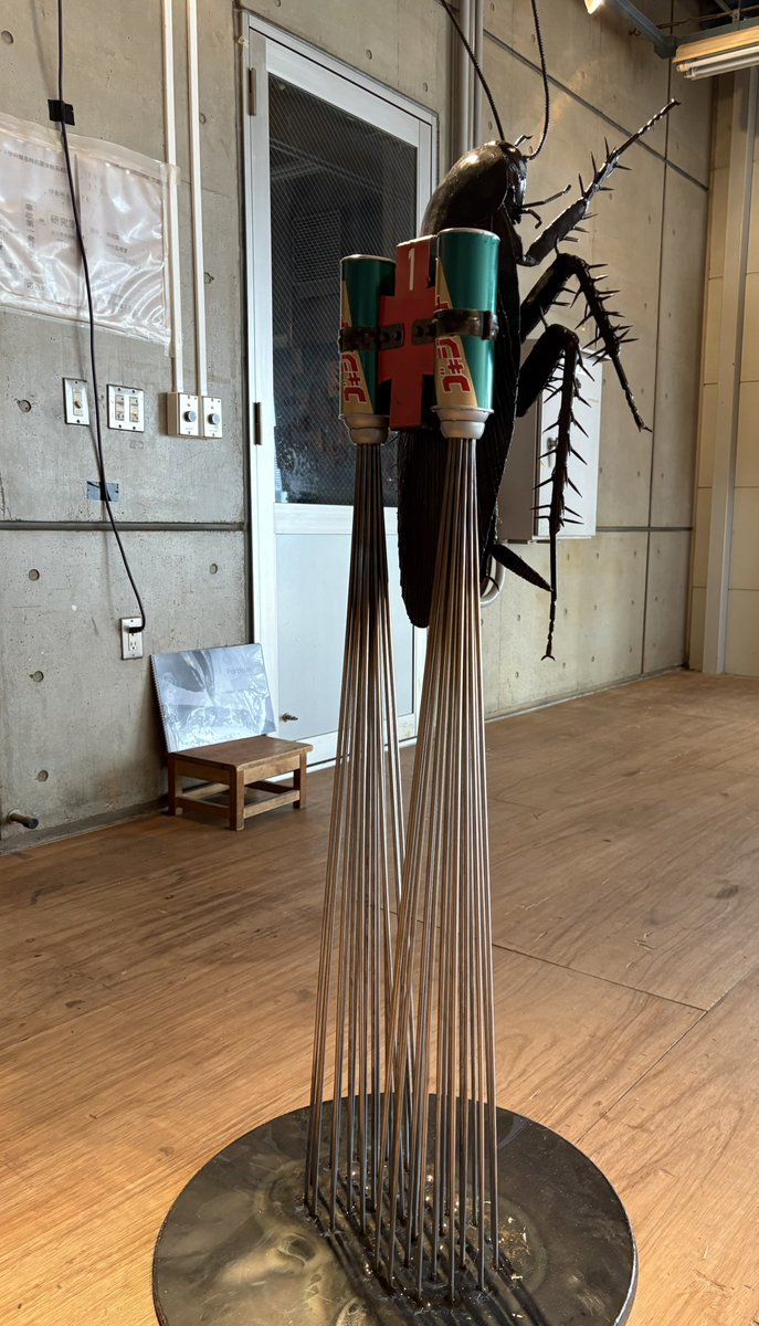 1121takka's tweet photo. 女子美術大学
2025年度 芸術学部・短期大学部　
卒業制作展／修了制作展
大漉紗和さん
ゴキジェットを背中に背負い、ものすごい勢いで噴射されるG https://t.co/LzclKKB624